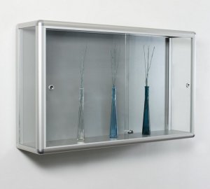 stabile Wandvitrine Aluminiumrahmen viertelrund und abschließbaren Schiebetüren