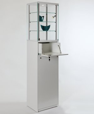 2 Meter hohe Standvitrine mit rahmenlosen Vitrinenaufsatz auf hohem Sockel Sockelhöhe = 130 cm
