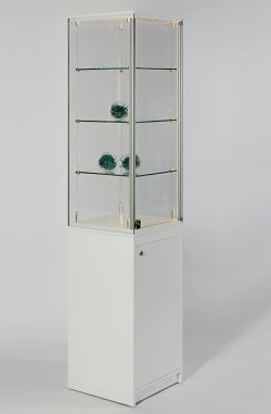 Shopvitrine mit Stahlseilen als Fachbodenträger auf Sockel mit Stauraum
