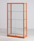 orangefarbene Standvitrinen