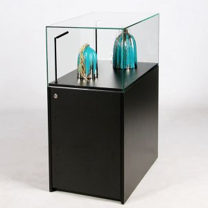 staubdichte Ausstellungsvitrine mit Glashaube auf Sockel als abschließbarer Unterschrank