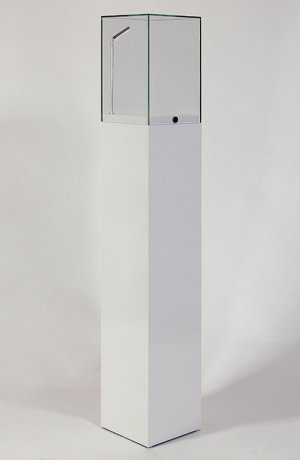 staubdichte Sockelvitrine mit verriegelbarer Glashaube auf hohen Sockel