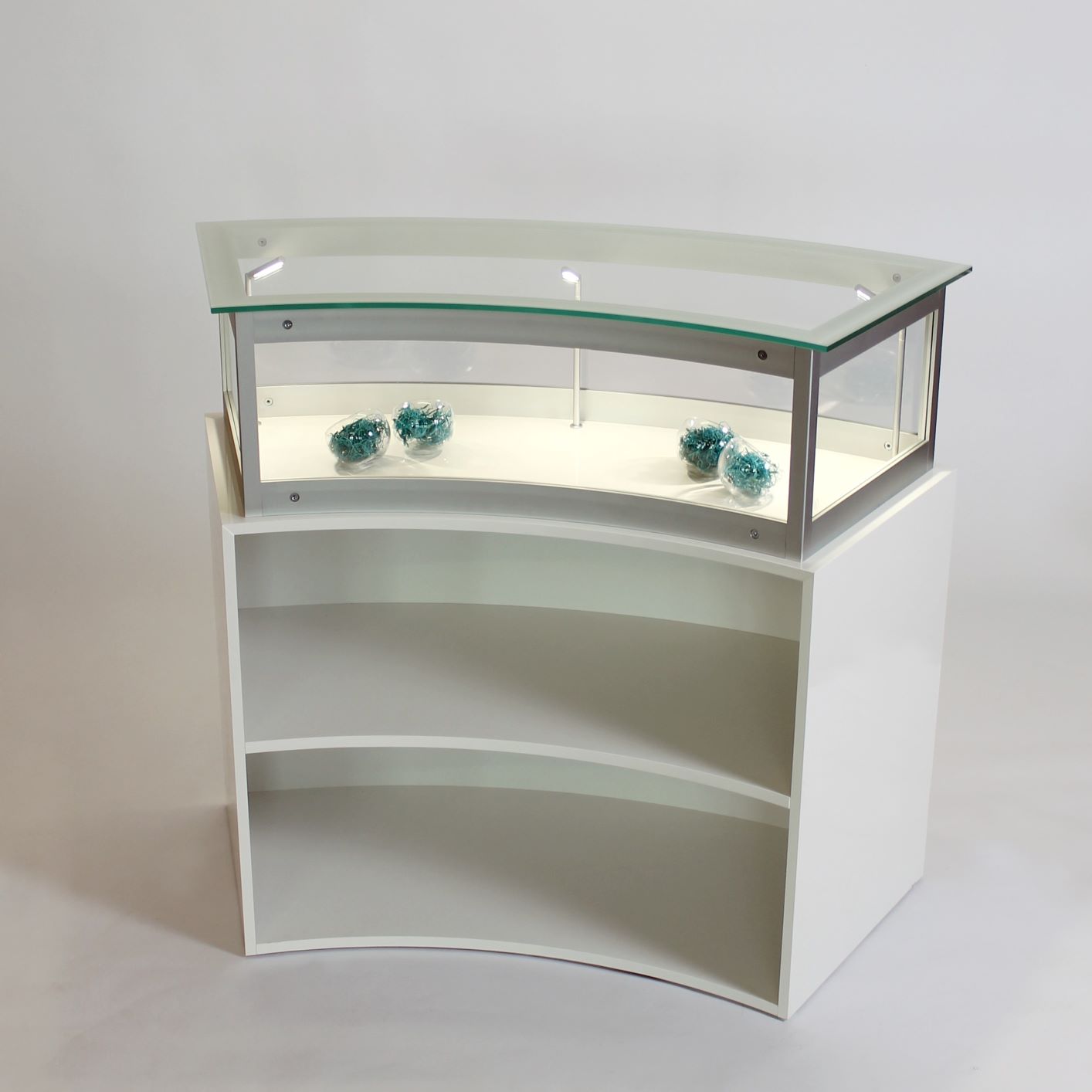 gebogenes Thekenmodul mit Staufach und Fachboden