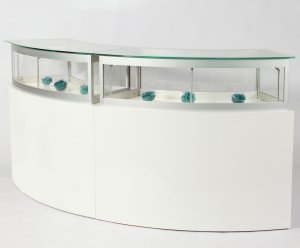 gebogene Thekenvitrine mit Stauraum