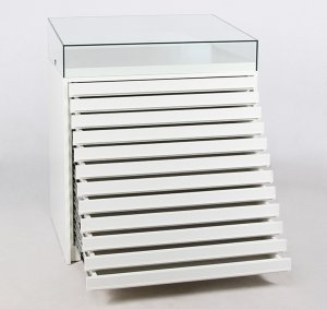 Thekenvitrine abschließbarer Vitrinenhaube auf weißem Unterschrank mit 12 Schubladen
