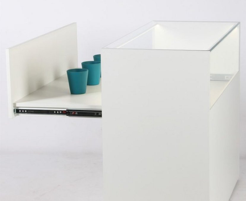 Thekenvitrine mit ausziehbarem abschließbarem Fachboden