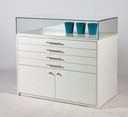 Thekenvitrine mit abnehmbarer Glashaube auf Schubladen-Unterschank