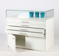Thekenvitrine mit Glashaube auf Unterschrank mit Schubladen