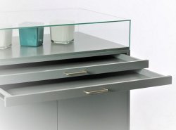 Thekenvitrine mit ausziehbaren Schubladen