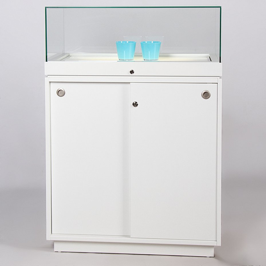 Sockelvitrine mit beleuchteter Präsentationsfläche und aufklappbarer Glashaube