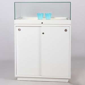 Sockelvitrine mit aufklappbarer Glashaube und beleuchteter Präsentationsfläche