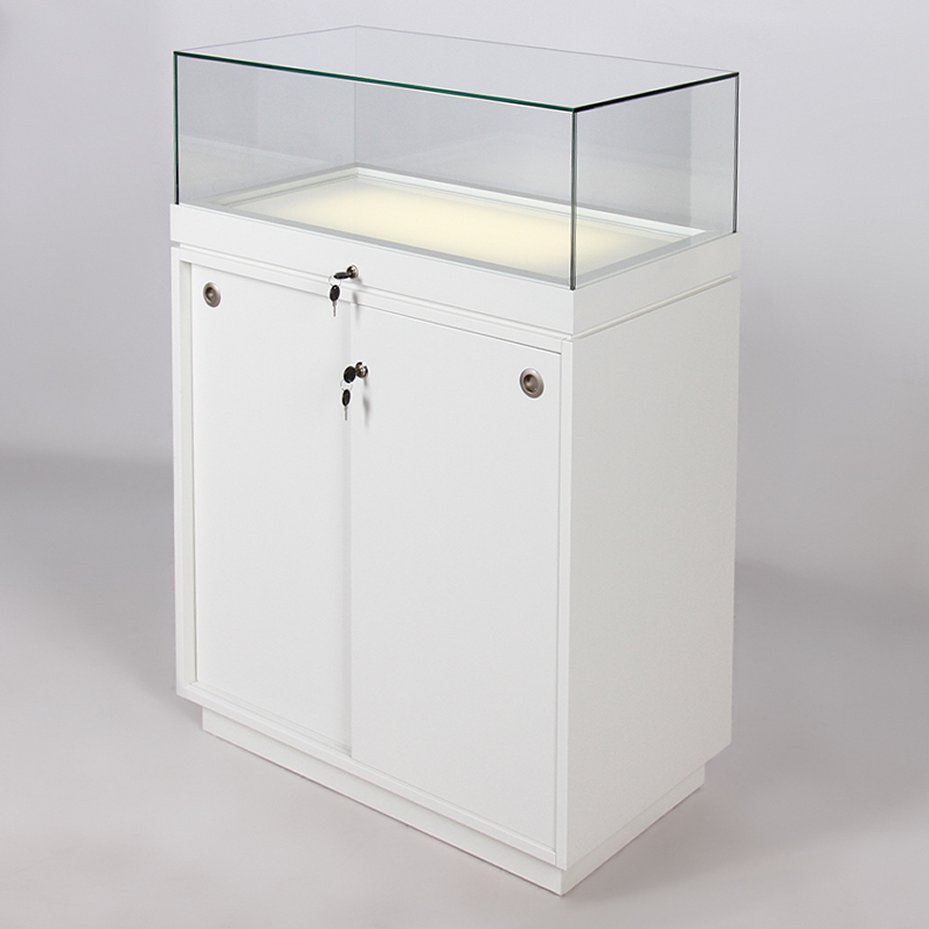 Sockelvitrine mit aufklappbarer Glashaube und LED-Beleuchtung unter opalen Vitrinenboden