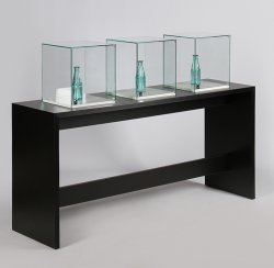 Tischvitrine mit drei abschließbaren Glashauben