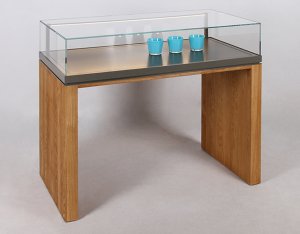 Tischvitrine mit aufklappbarer rahmenloser Glashaube auf Eiche-Wangengestell