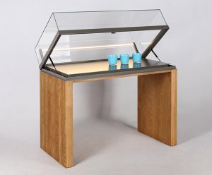 Tischvitrine mit Gasdruckfedern aufklappbare Glashaube auf Wangengestell aus Eiche-Echtholz