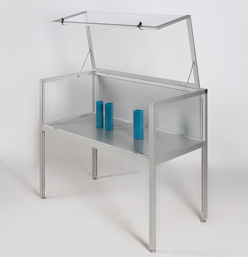 Tischvitrine mit aufklappbarem Deckel aus bruchfestem Sicherheitsglas robust und abschließbar