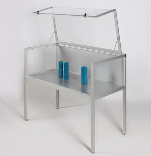 abschließbare Tischvitrine mit nach oben aufklappbarer Frontseite und Decke