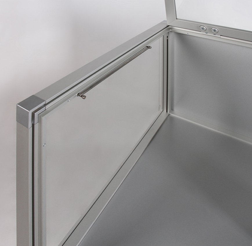 Tischvitrine mit abschließbarem und aufklappbarem Deckel