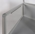 aufklappbare Tischvitrine mit Halterungsstangen
