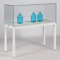Tischvitrine mit verriegelbarer Stülphaube