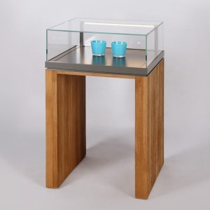 Tischvitrine quadratischer Glashaube auf Wangengestell