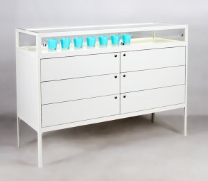 robuste Ladenvitrine mit abschließbaren Vitrinenfach und Unterschrank mit abschließbaren Schubladen