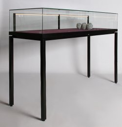 schwarze Tischvitrine mit LED-Beleuchtung