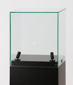Sockelvitrine mit LED-Beleuchtung