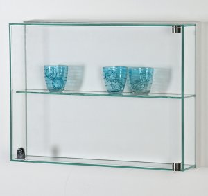 Wandvitrine rundum mit bruchfestem Klarglas UV-verklebt, geringe Bautiefe mit 15 cm, Vorderseite mit abschließbarer Drehtür und ein fest eingebauter Klarglasboden