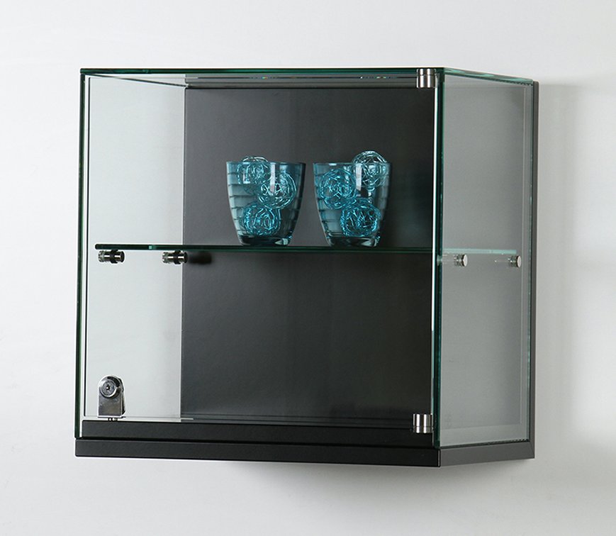 würfelförmige Wandvitrine mit Fachboden und abschließbarer Drehtür