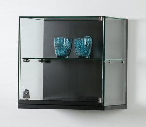 abschließbare Wandvitrine ohne Profilzrahmen mit herausnehmbaren Fachboden