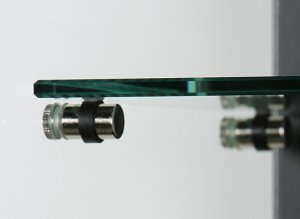 rahmenlose Wandvitrine mit festem Fachboden