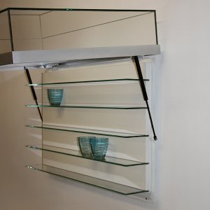 Wandvitrine mit rahmenloser und abschließbarer Glashaube