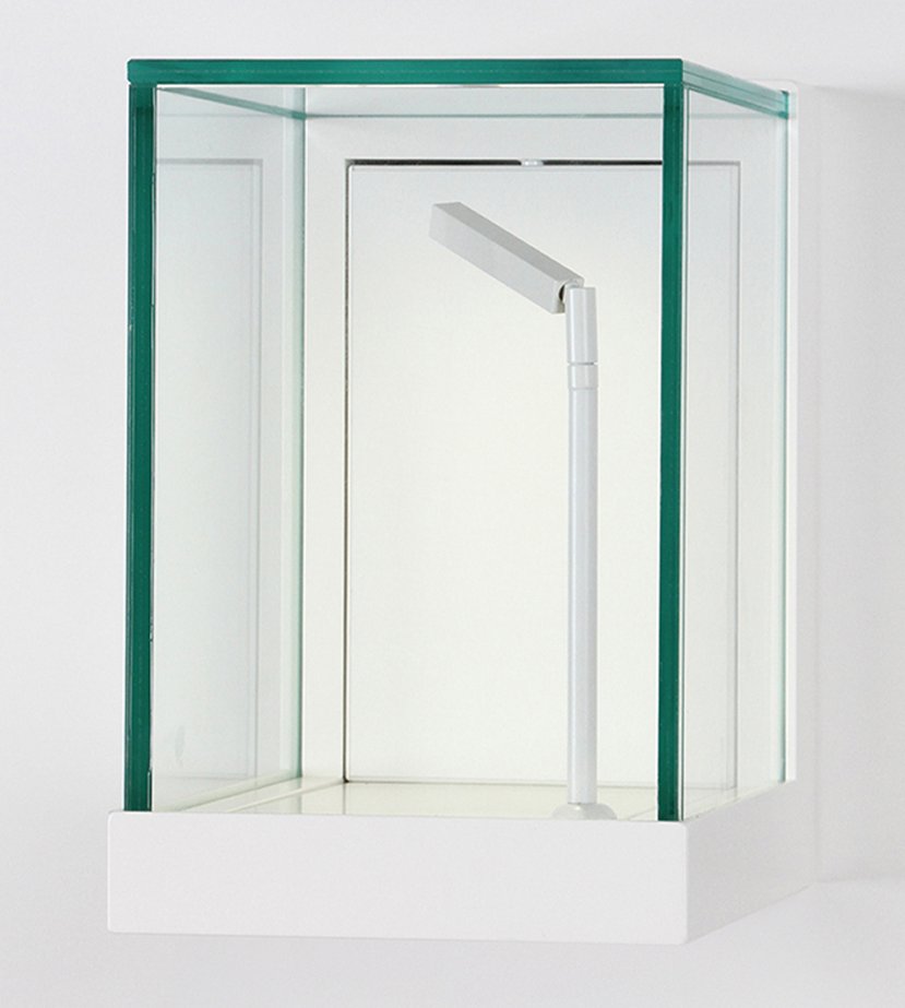 Wandvitrine mit abnehmbarer Glashaube auf Sockel