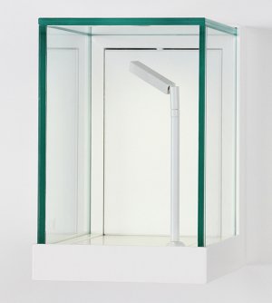 Wandvitrinen aus Verbund-Sicherheitsglas auf Sockel zur stabilen Wandmontage
