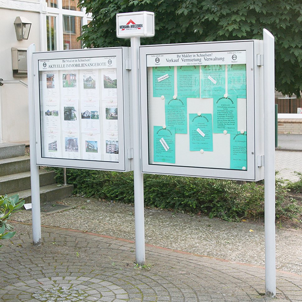 doppelseitige Schaukasten-Stellwand mit zwei witterungsbeständigen Schaukästen freistehend an 3 Rundpfosten