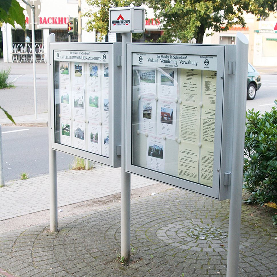 zwei freistehende Außenbereich-Schaukästen beidseitig 4 Aushangsflächen
