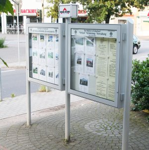 zwei wetterfesten, freistehende Schaukästen mit vier Aushangsflächen