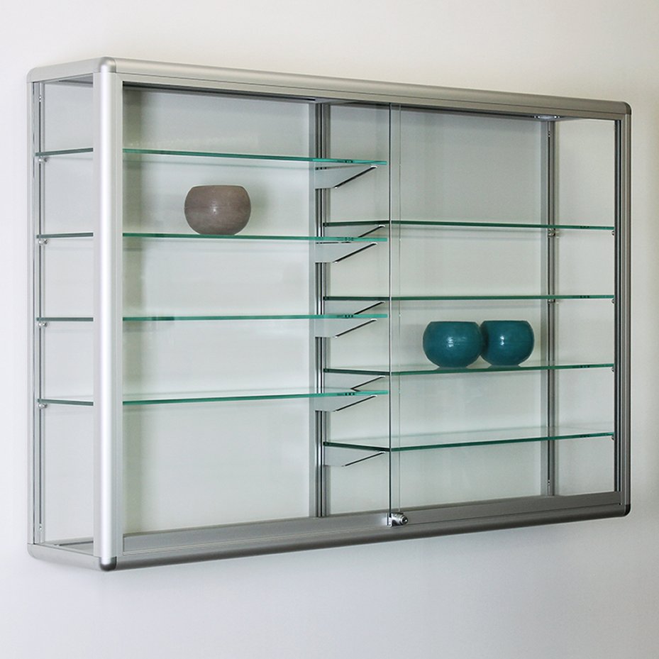 elegante Wandvitrine mit drei Fachbodenträger zur geteilten Fachbodeneinlage (B x H x T:135 x 100 x 25 cm) stufenlos verstellbare Klarglasböden