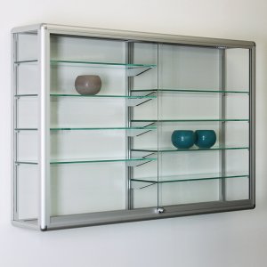 abschließbare Wandvitrinen mit Fachbodenträger in der Mitte zur geteilte Fachbodeneinlage