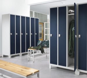 robuste Garderoben-Stahlspinde mit Standfüßen