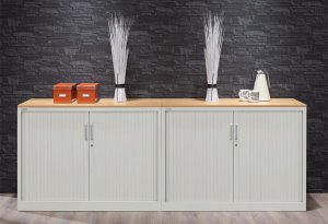 massiver Büro-Stahlschrank mit abschließbaren Rollläden
