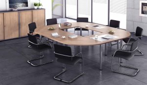 10-Personen-Besprechungstisch mit offener Tischmitte und Nussbaum-Tischplatten