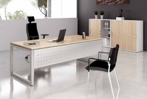 Modernes Büromöbel-Set für Kundenberater: mit Schreibtisch, Schreibtischstuhl, Besucherstuhl und Schiebetürenschränke