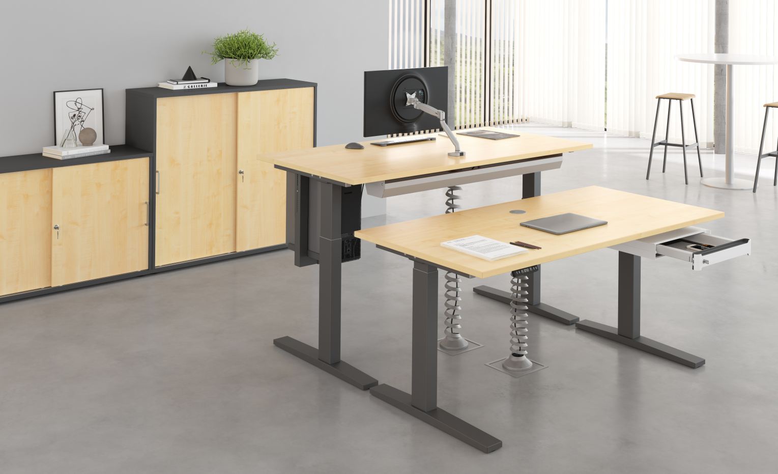 günstiger Sitz-Steh-Schreibtisch mit USB-Anschlüsse, Kabelkanal u. Schublade günstiger Sitz-Steh-Schreibtisch mit USB-Anschlüsse, Kabelkanal u. Schublade