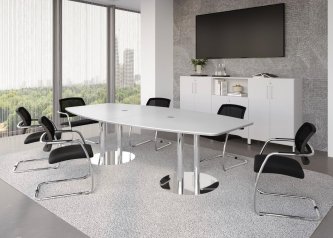 weiße Büroschränke und Konferenztisch mit weißer Tischplatte