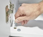 Büroschrank mit höhenjustierbaren Standfüßen