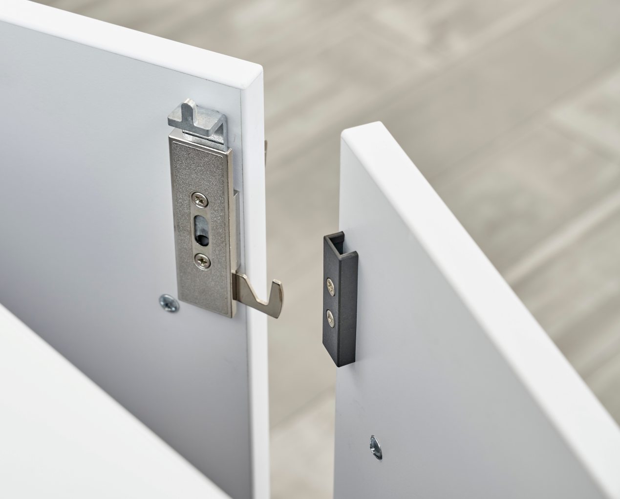 weißer Büroschrank der "HB-900-Serie" mit abschließbaren Flügeltüren