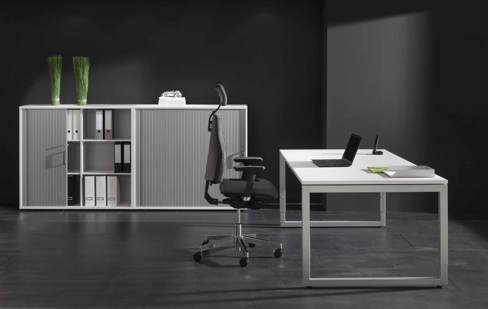 hochwertige Homeoffice-Möbelausstattung mit Schreibtisch, Rollladen-Büroschrank und bequemer Bürodrehstuhl
