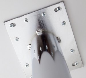Besprechungstisch mit Tischbeinen aus verchromten Stahlrohr